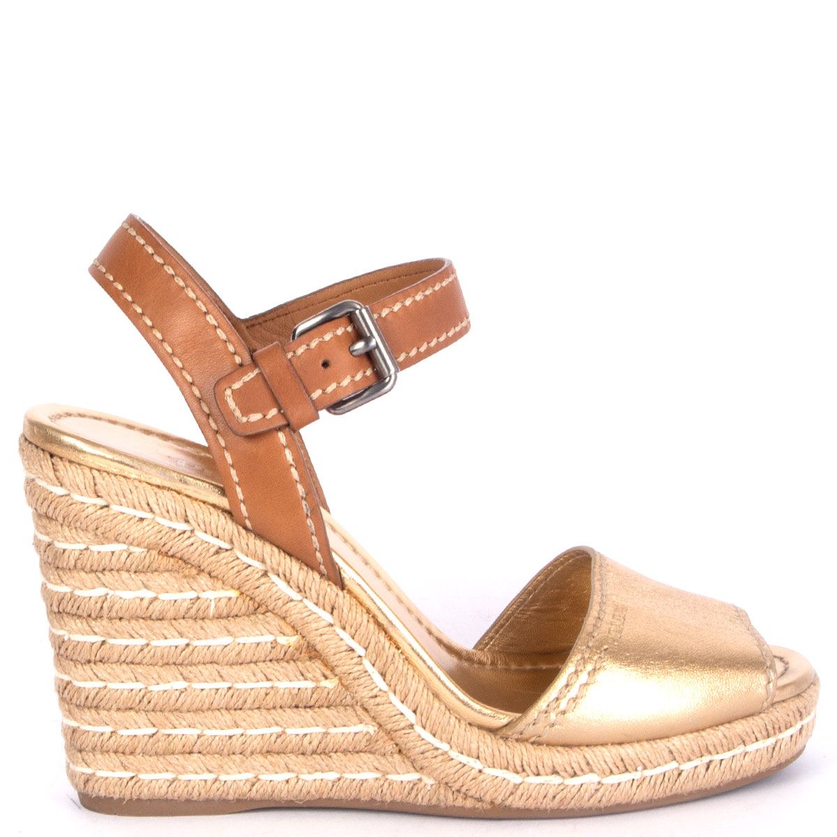 Descubrir 30+ imagen prada gold wedge sandals - Viaterra.mx